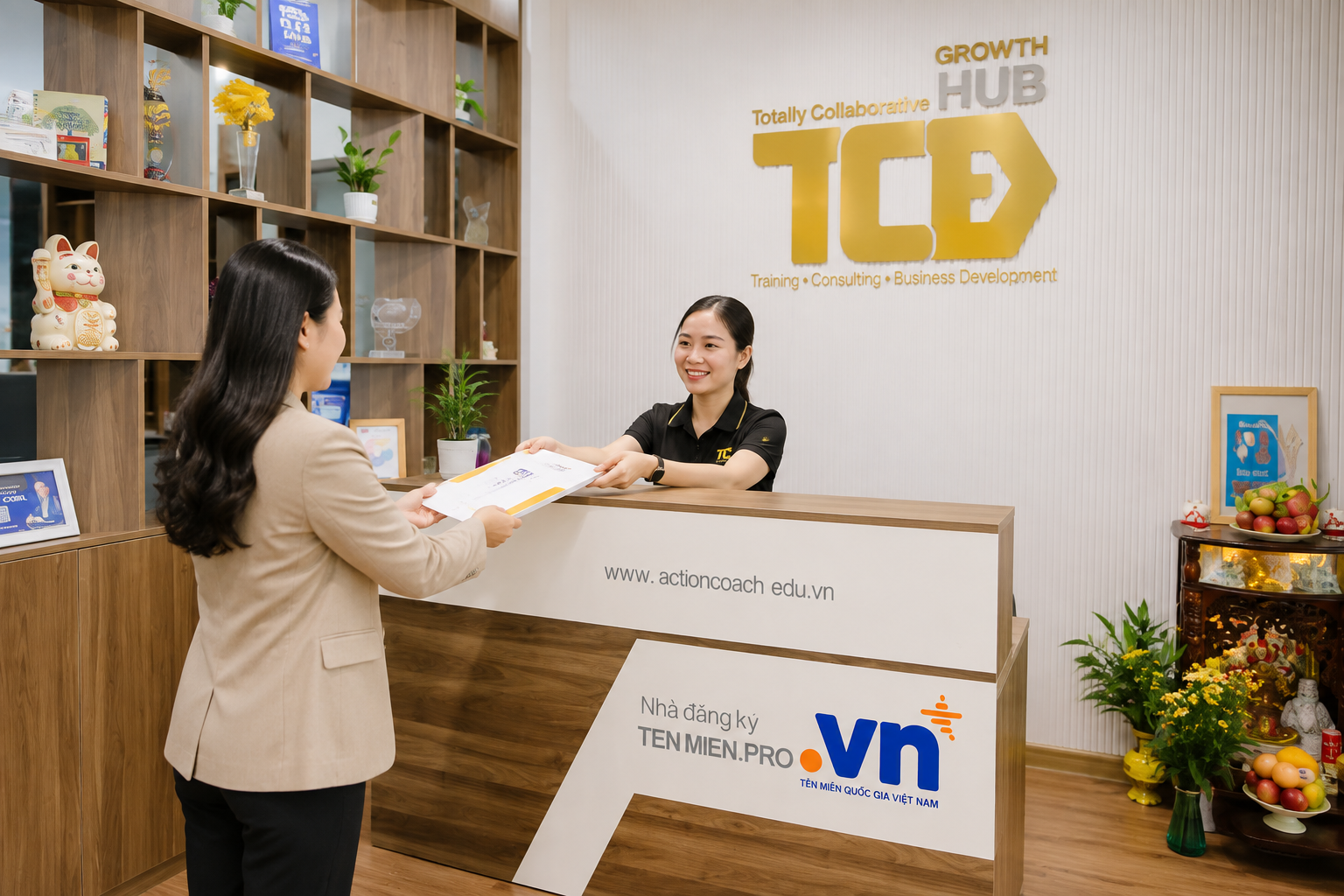 Lễ tân TCBD tiếp nhận thư từ và hồ sơ