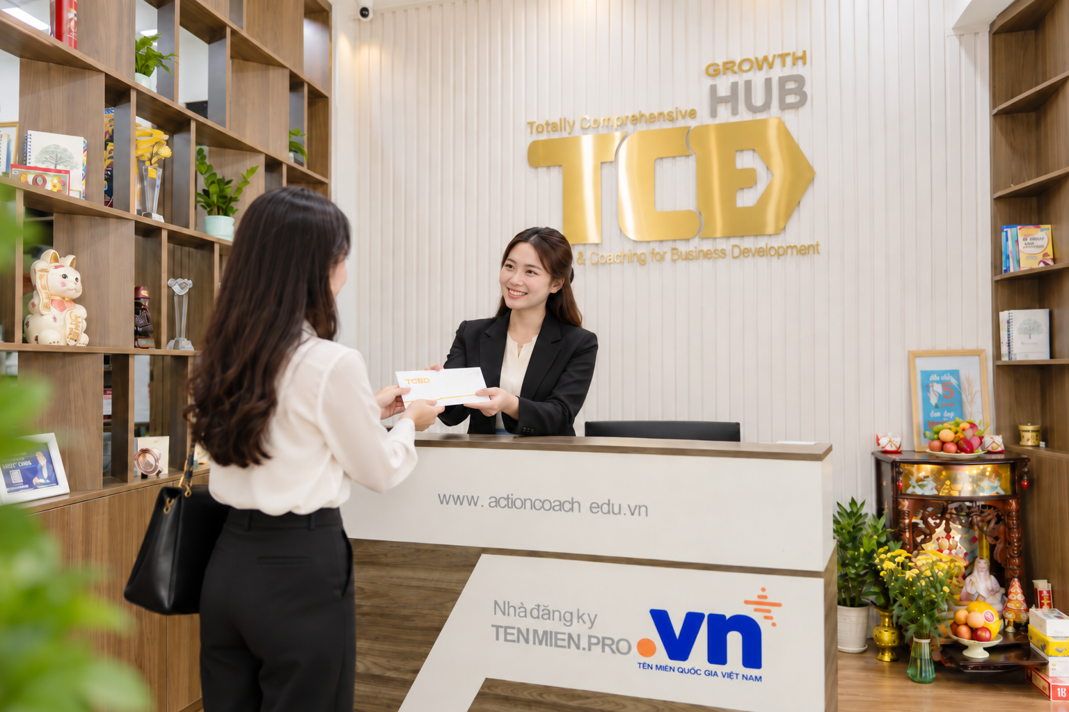Quầy lễ tân tiếp nhận thư cho doanh nghiệp thuê văn phòng ảo tại TCBD Growth Hub