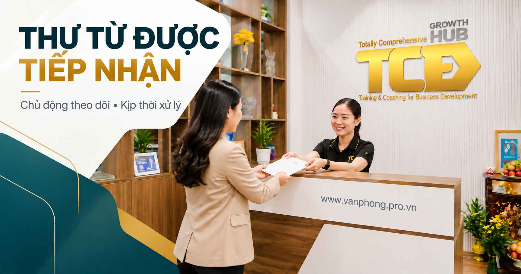 Lễ tân tiếp nhận tài liệu gửi đến doanh nghiệp tại văn phòng