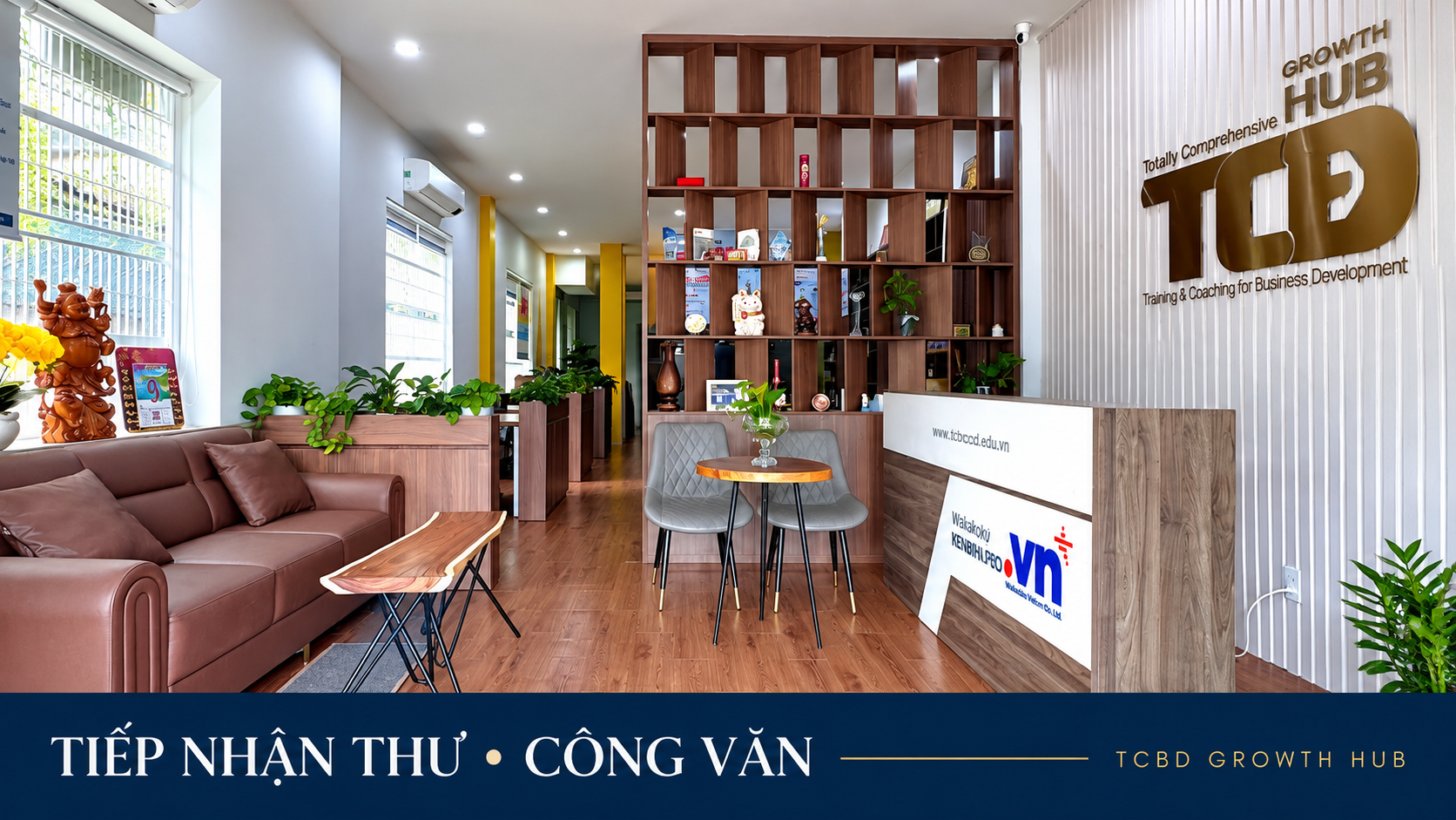 Quầy lễ tân và khu vực tiếp khách tại TCBD Growth Hub.
